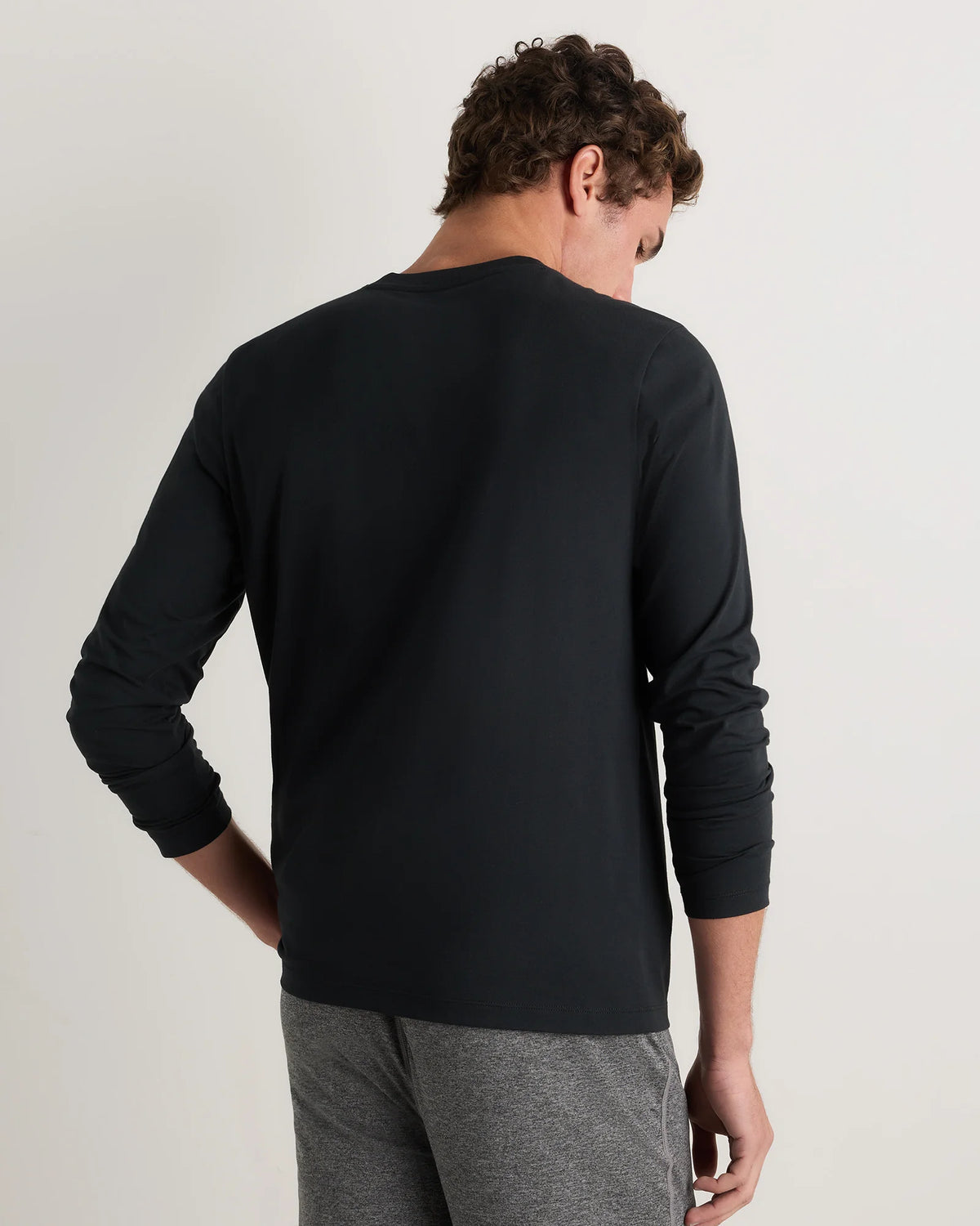 Studio Performance Long Sleeve Tee - S / Black