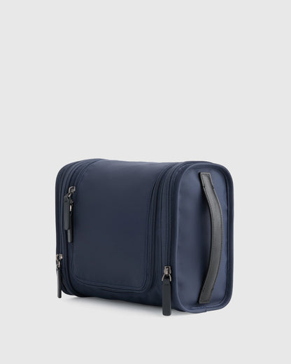 Voyage Nylon Hanging Toiletry Case - One Size / Navy